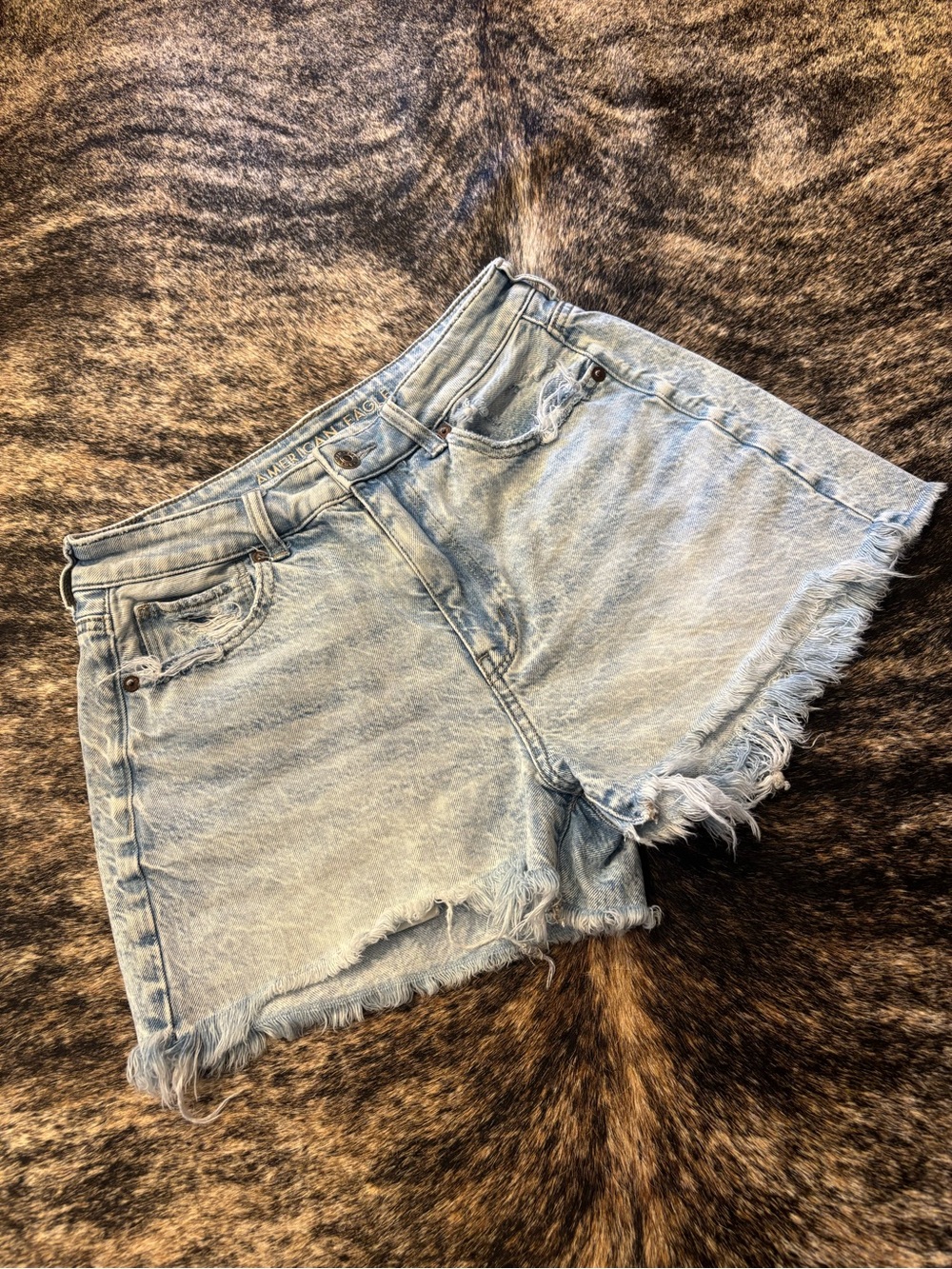 American Eagle Women’s Mom Shorts Size 6, Lightwash Denim, Frayed Hem